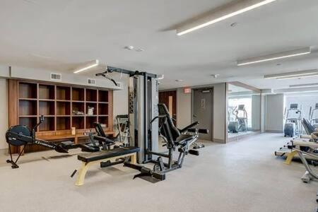 Guest Favorite Riverside Retreat- Walking Trails, Downtown Near Stampede! Free Banff Pass, Wine, Gym, Parking! YYC Exterior foto
